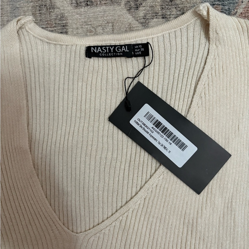 Nasty Gal Cream Ribbed V-Neck Crop Top One long sleeve - Picture 4 of 5